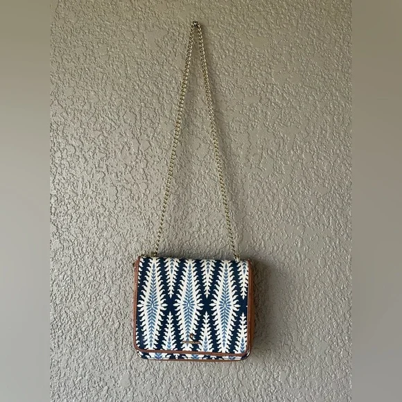 Spartina 449 Navy and White Leaf Crossbody Bag - Picture 1 of 4